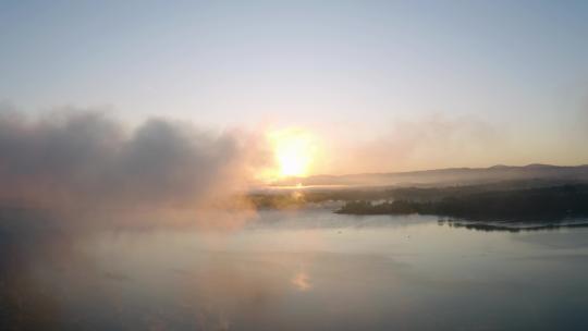 日出时漂浮在水面上的薄雾