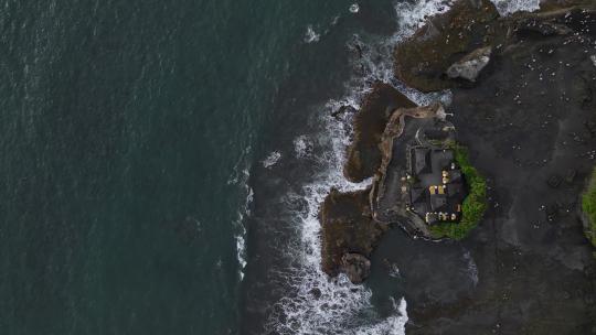 海滩波浪和岩石在塔纳罗得寺的壮观碰撞