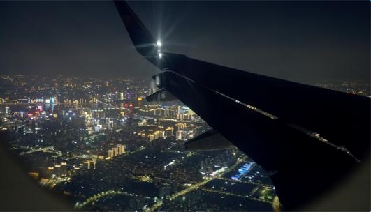 飞机窗外杭州夜景航拍杭州夜景萧山机场视频素材模板下载