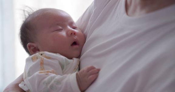 母亲怀抱里的婴儿睡觉 TVC广告特写镜头