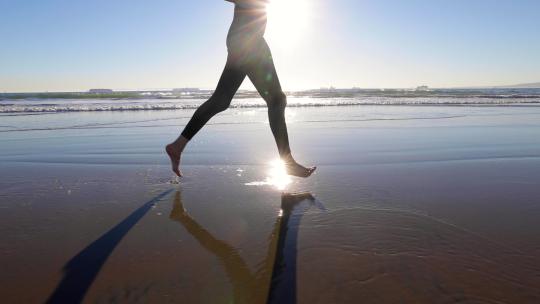 女人在海边慢跑的脚步