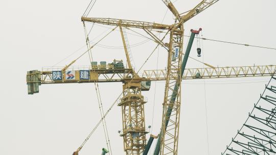 工地塔吊工人电焊高空作业4K视频素材模板下载