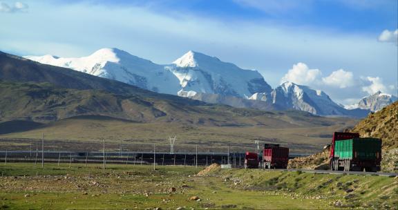 青藏铁路火车驶过青藏公路雪山铁路草原