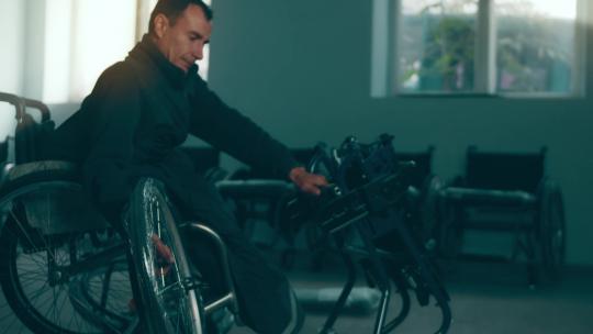 残疾人组装轮椅