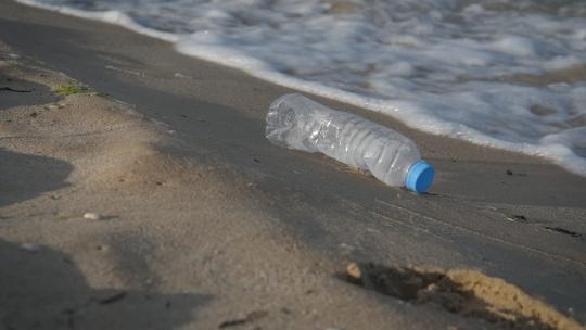 躺在沙滩上的塑料瓶