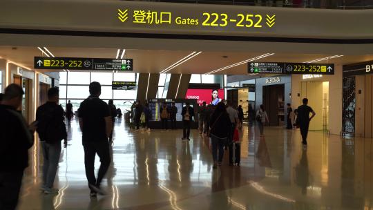 机场人流旅客人群行李箱的乘客登机旅行素材