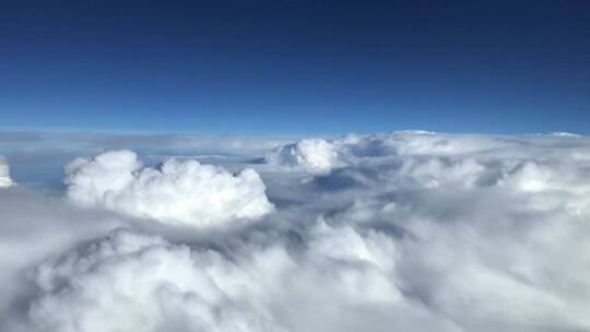 一架飞机在飞行中从窗口拍到的云