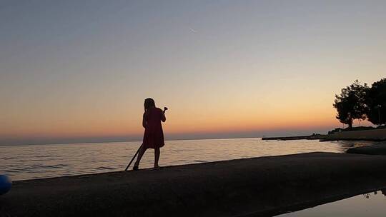 小女孩在岸边玩桨