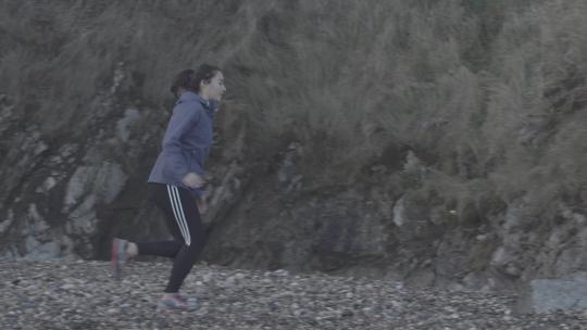 一个年轻的女人在奔跑