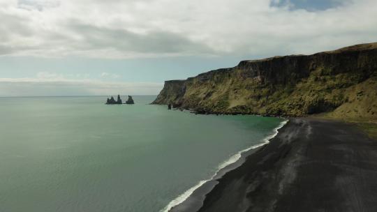 冰岛的黑沙滩和Reynisdrangar岩石