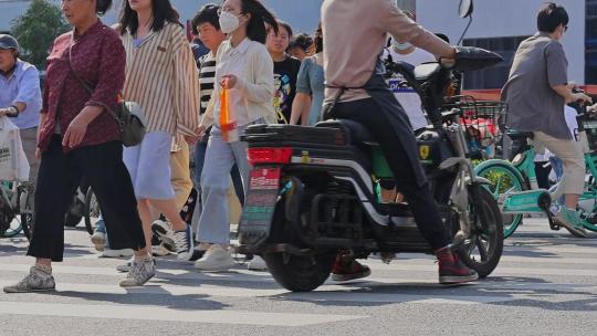 繁华街道路口斑马线人群过马路