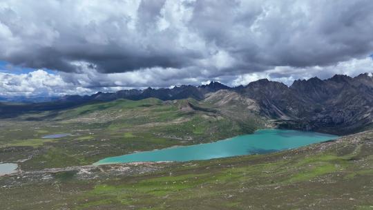 航拍四川甘孜巴塘海子山姊妹湖高原牧场风光