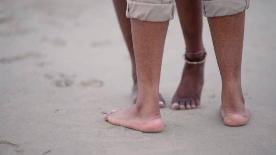 沙滩上两个人的脚