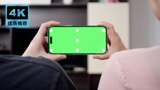 居家情侣使用手机绿幕沙发上双人手机绿幕视频素材模板下载