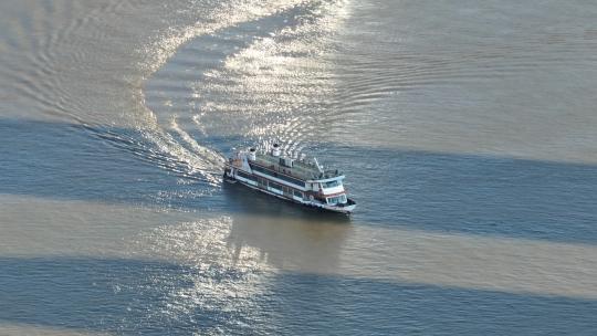 航拍阳光下行驶在长江上的交通工具轮渡游船