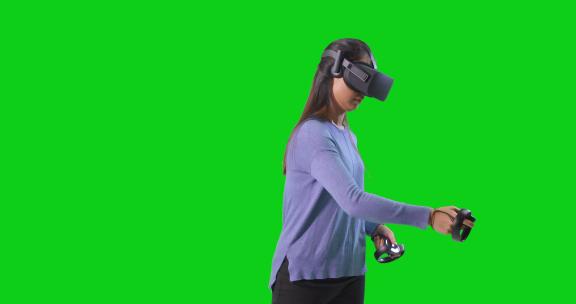 在绿屏上玩VR 的女性