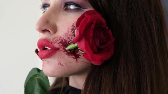 美女咬着一朵玫瑰视频素材模板下载