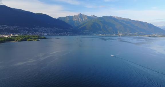瑞士马焦雷湖上划船的无人驾驶飞机视图。