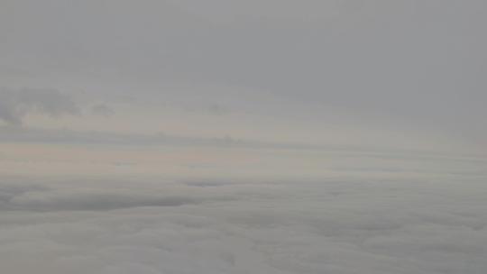 飞机窗外的云海风光
