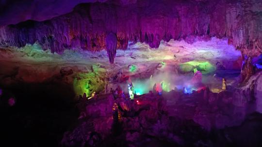 最美郴州万华岩溶洞地下河风光彩色钟乳石8
