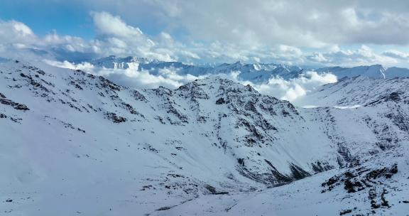 航拍四川阿坝岷山山脉小雪宝顶都日峰风光