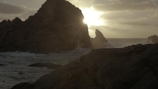 海浪拍打岩石海浪拍打礁石海岸大海阳光视频素材模板下载