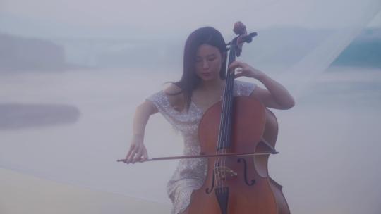 美女拉小提琴丝绸飘舞视频素材模板下载