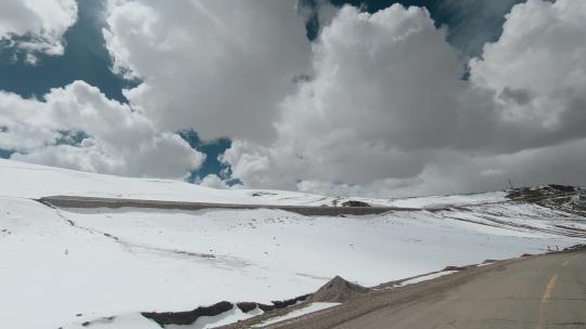 西藏旅游317国道车窗外晴天雪山蓝天白云