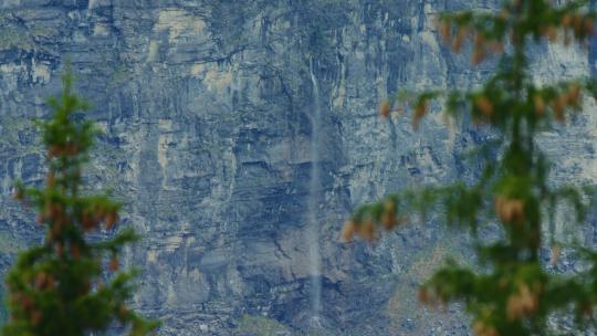 一个巨大的瀑布从悬崖中间流出
