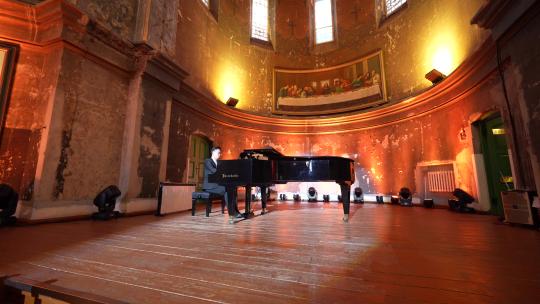 索菲亚教堂内现场钢琴演奏