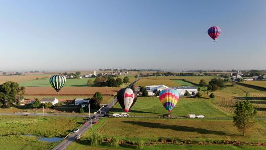 当热气球着陆并在宾夕法尼亚州兰开斯特县移动时，静态无人驾驶飞机拍摄