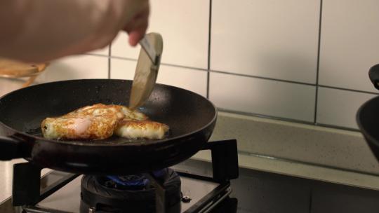 4K现代化厨房家庭早餐做简单实拍视频