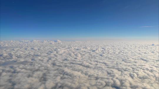 飞机窗外重庆上空云海风光