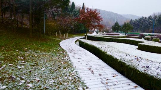 暴风雪中行人视角航拍木栈道和园林公路