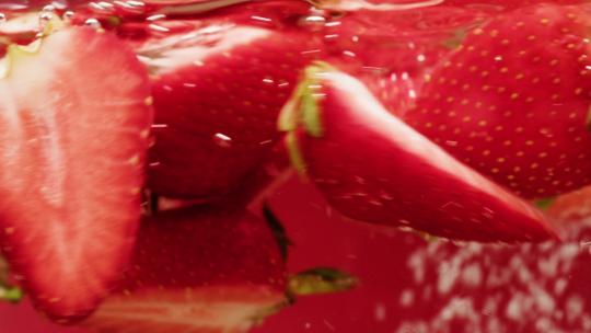 草莓切片在水中搅拌的特写