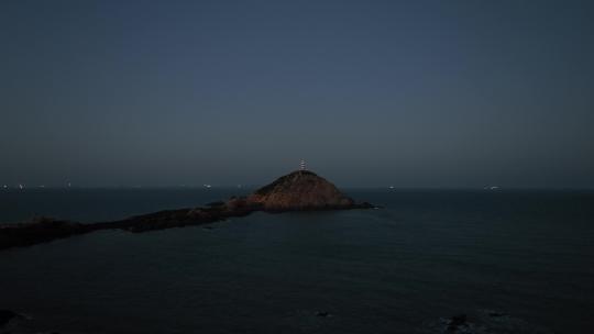 夜晚大海灯塔风车岛上的灯塔晚上海岛灯光
