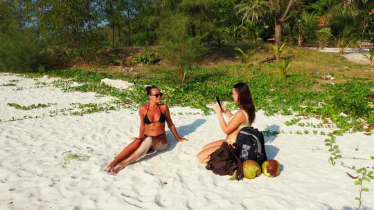 两位美女在沙滩拍照