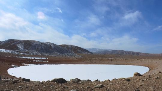 冬季祁连山下结冰涝坝池视频素材模板下载