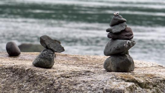 海滩堆叠的石头