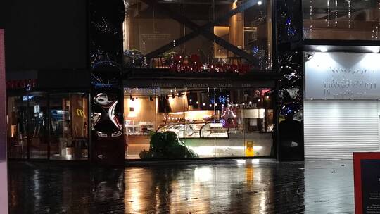 雨夜过后，空荡荡的挂着圣诞装饰的餐厅