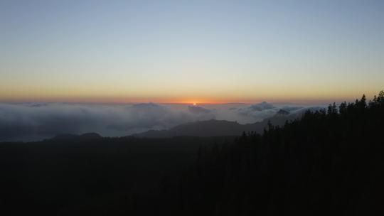 特内里费岛云层上日落的鸟瞰图