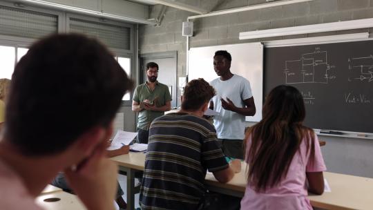 非洲高中生在教室朋友中做演讲