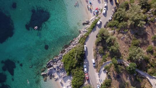 从地中海上空的沿海公路过渡，上面有高角度。