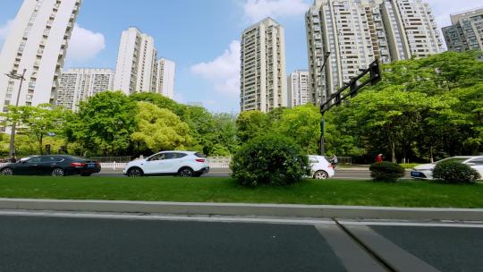 白天杭州市滨盛路车左行车空镜2