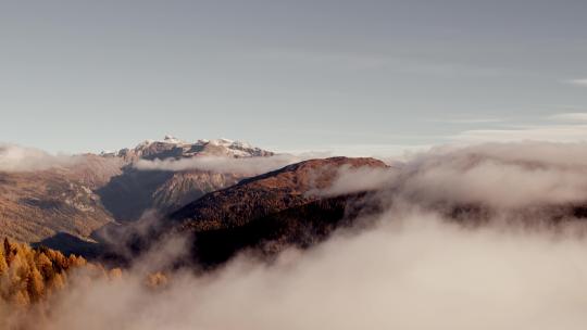 云雾缭绕的森林雪山云雾流云自然风光