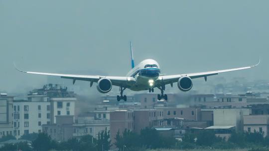 南航空客A350客机降落广州白云机场视频素材模板下载