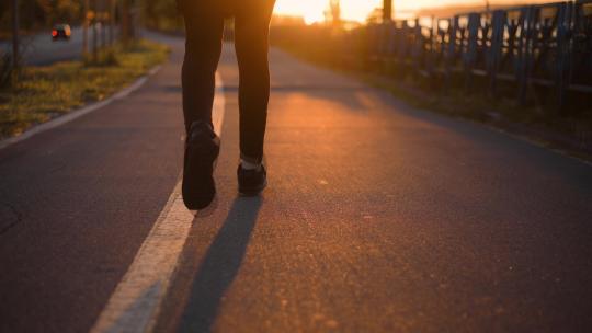 日落时跑步晨练健康活动