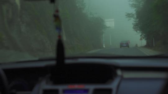 雾天行驶在盘山公路