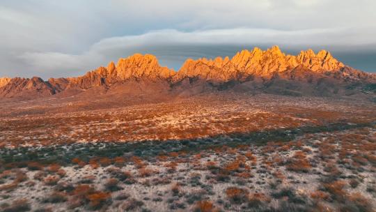 下午阳光照在新墨西哥州拉斯克鲁塞斯附近美丽的风琴山上。宽无人机拍摄
