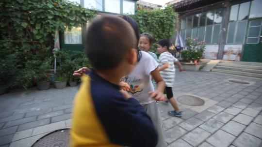 北京四合院大杂院玩耍的小朋友童年游戏快乐